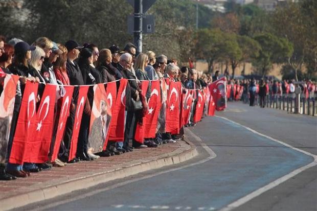 İstanbul'da Ata'ya Saygı Zinciri