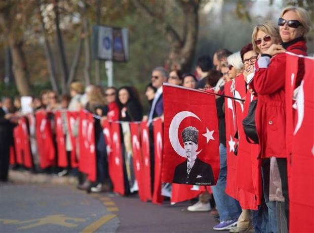 İstanbul'da Ata'ya Saygı Zinciri